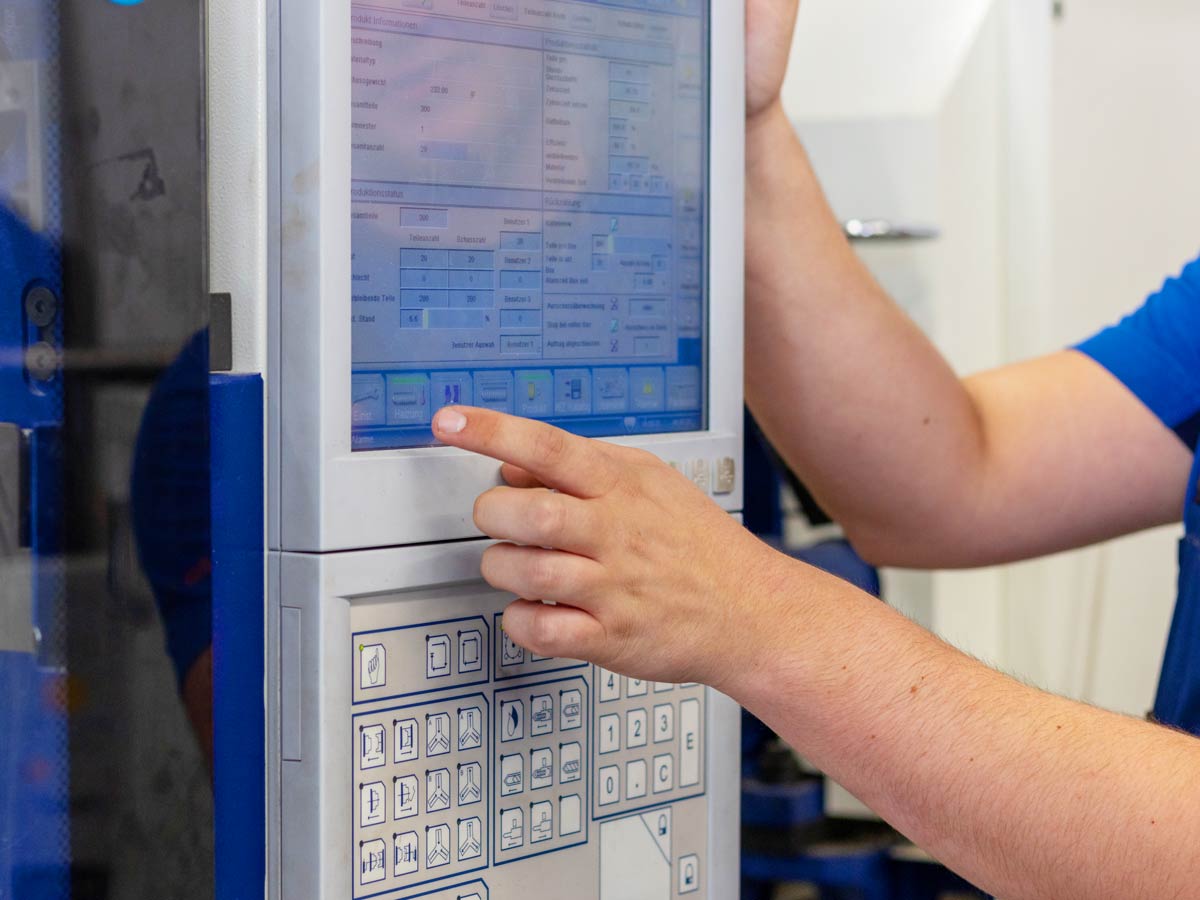 Verfachrensmechaniker an der Maschine ZURBRÜGG PLASTECH