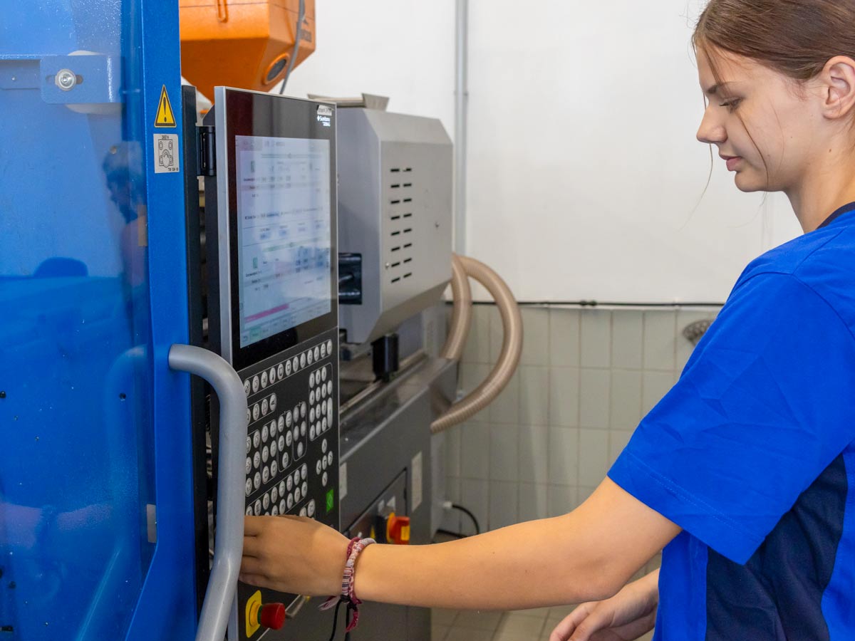 Mitarbeiterin an der Maschine ZURBRÜGG PLASTECH