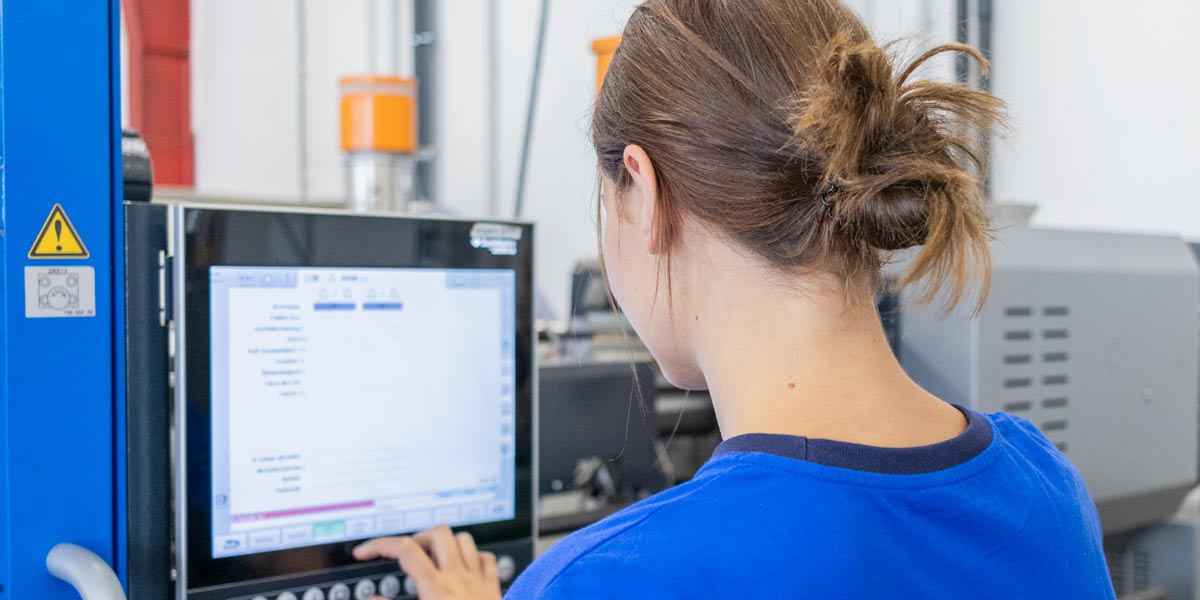 Mitarbeiterin bei ZURBRÜGG PLASTECH