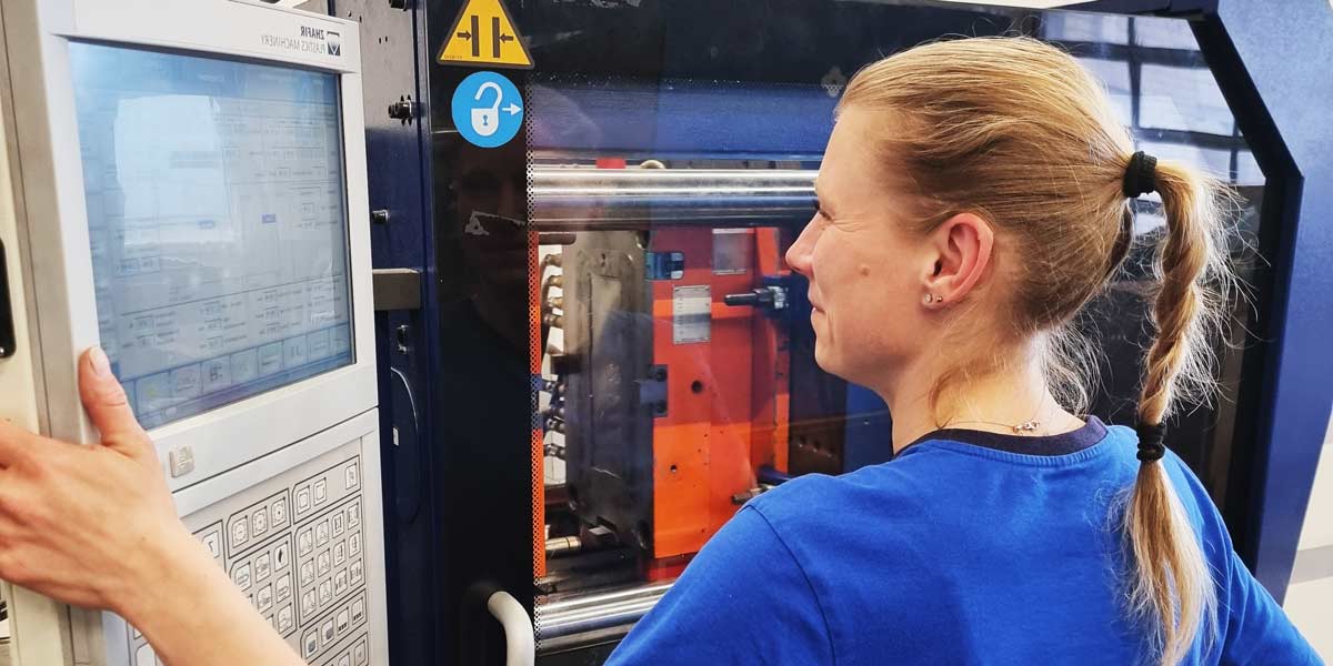 Maschinen- und Anlagenführerin bei ZURBRÜGG PLASTECH