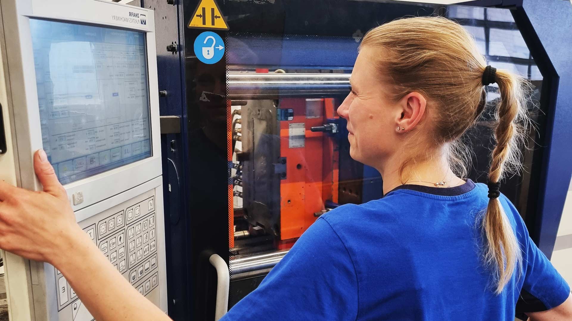 Maschinen-und Anlagenführerin bei ZURBRÜGG PLASTECH