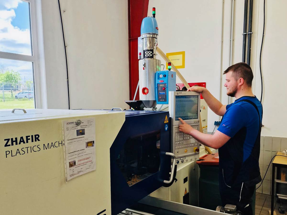 Verfachrensmechaniker an der Maschine ZURBRÜGG PLASTECH