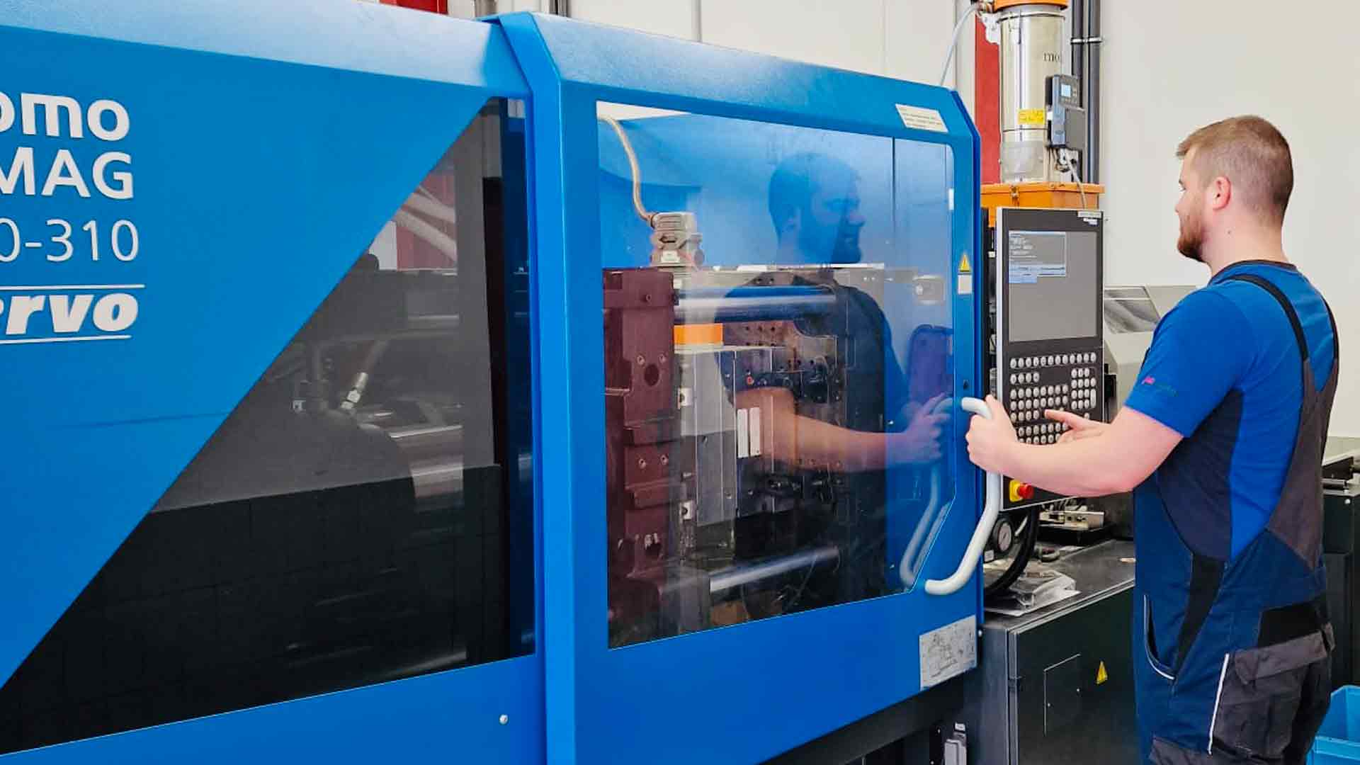 Verfachrensmechaniker an der Maschine bei ZURBRÜGG PLASTECH