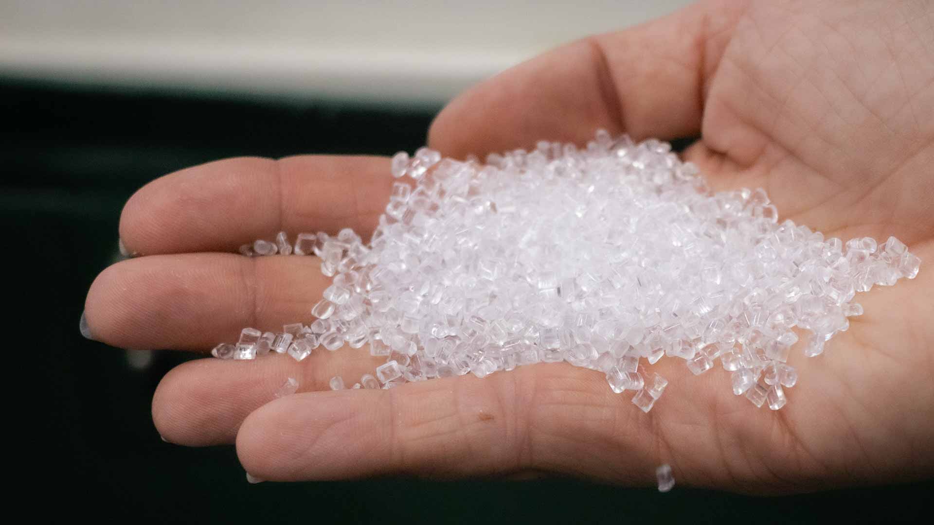 Kunststoffgranulat im Hand bei ZURBRÜGG PLASTECH